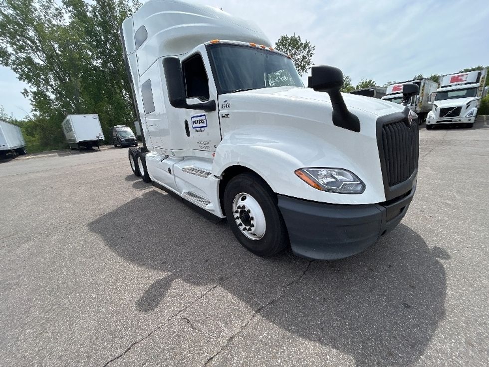 Sleeper Tractor-Heavy Duty Tractors-International-2022-LT625-Kalamazoo-MI-415,969\n\t\tmiles-$ 60,750 - Image 1