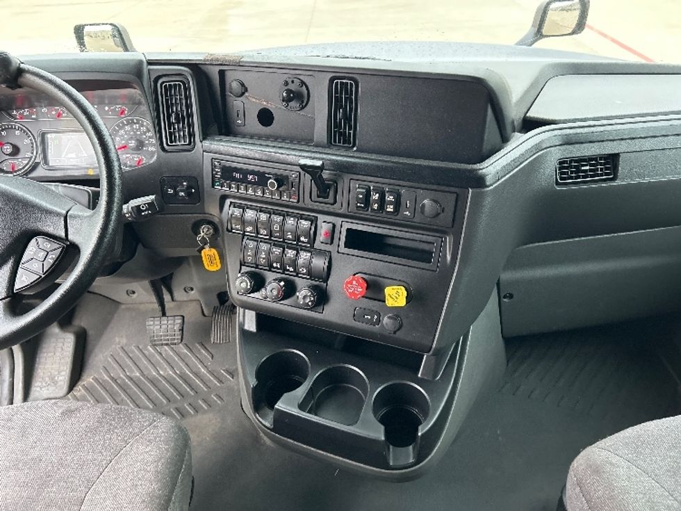 Sleeper Tractor-Heavy Duty Tractors-International-2022-LT625-Katy-TX-373,616\n\t\tmiles-$ 48,750 - Image 13