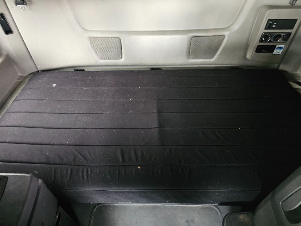 Sleeper Tractor-Heavy Duty Tractors-International-2022-LT625-Kearny-NJ-311,035\n\t\tmiles-$ 52,000 - Image 17