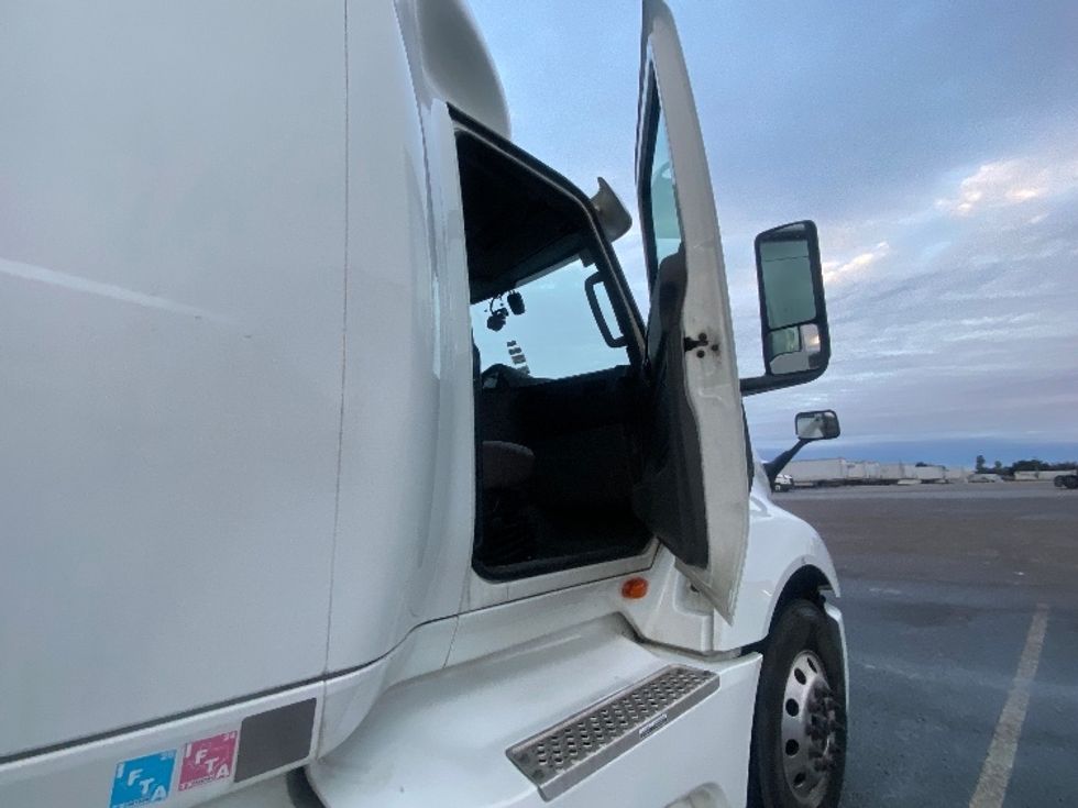 Sleeper Tractor-Heavy Duty Tractors-International-2022-LT625-Laredo-TX-613,153\n\t\tmiles-$ 42,500 - Image 13