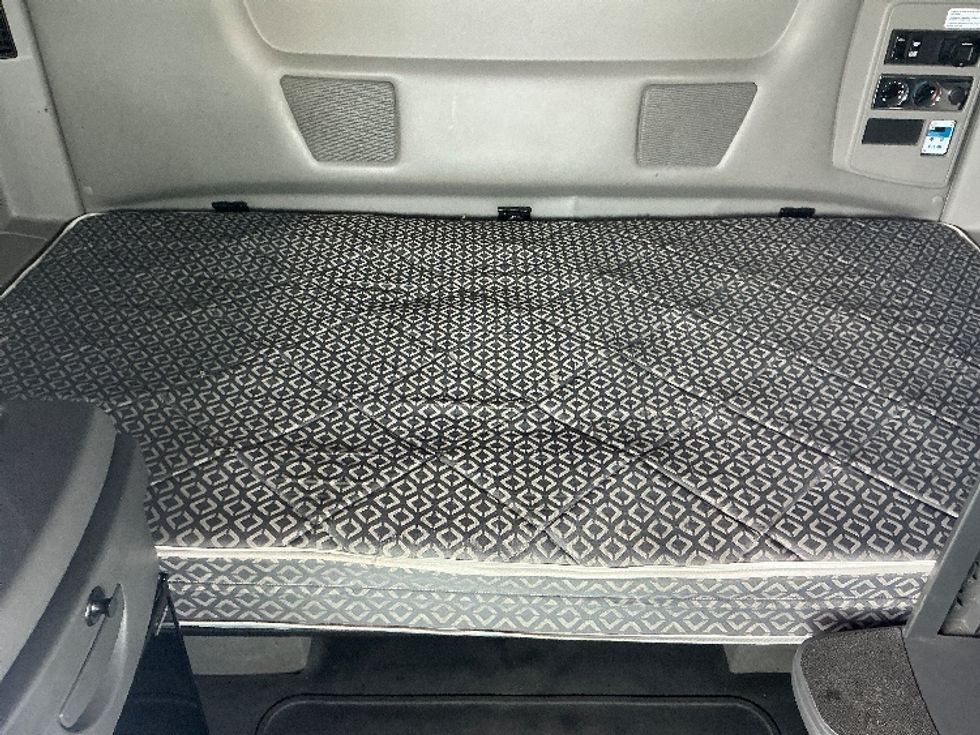 Sleeper Tractor-Heavy Duty Tractors-International-2022-LT625-Lethbridge-AB-679,351\n\t\tkm-$ 80,750 - Image 16