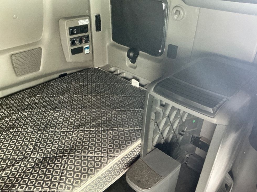 Sleeper Tractor-Heavy Duty Tractors-International-2022-LT625-Lethbridge-AB-679,351\n\t\tkm-$ 80,750 - Image 17