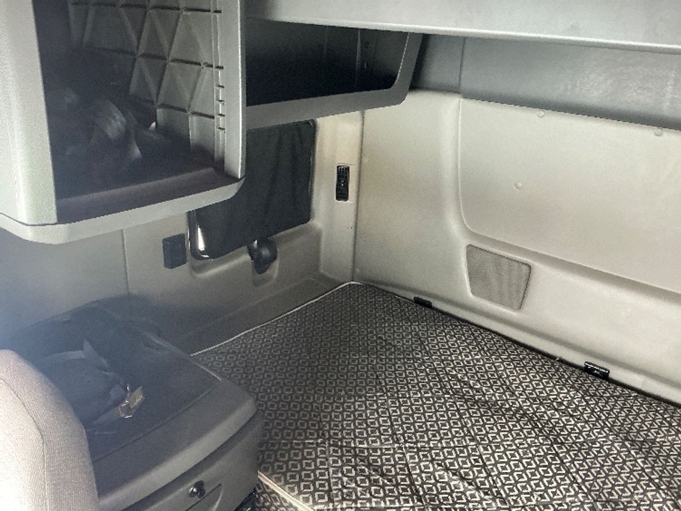 Sleeper Tractor-Heavy Duty Tractors-International-2022-LT625-Lethbridge-AB-679,351\n\t\tkm-$ 80,750 - Image 18