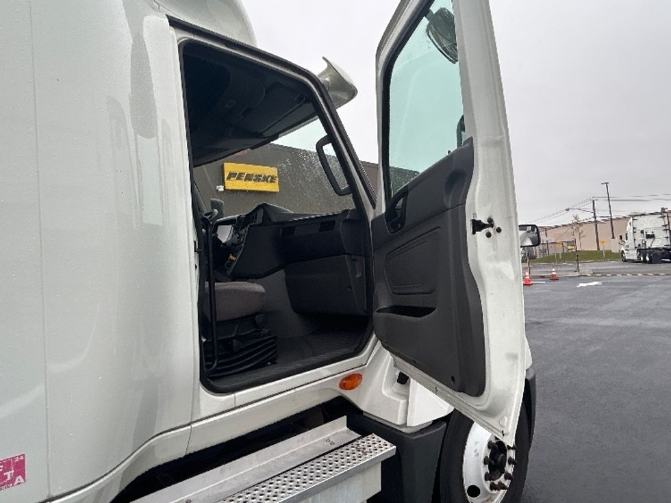 Sleeper Tractor-Heavy Duty Tractors-International-2022-LT625-Linden-NJ-250,560\n\t\tmiles-$ 74,250 - Image 13