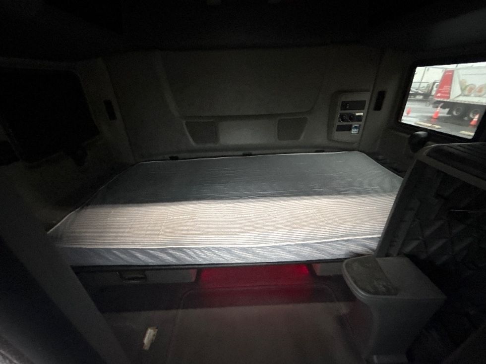 Sleeper Tractor-Heavy Duty Tractors-International-2022-LT625-Linden-NJ-250,560\n\t\tmiles-$ 74,250 - Image 16