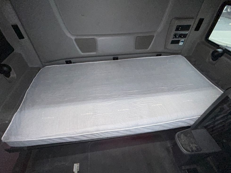 Sleeper Tractor-Heavy Duty Tractors-International-2022-LT625-Linden-NJ-250,560\n\t\tmiles-$ 74,250 - Image 17