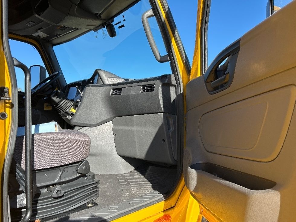 Sleeper Tractor-Heavy Duty Tractors-International-2022-LT625-Londonderry-NH-340,088\n\t\tmiles-$ 65,250 - Image 13