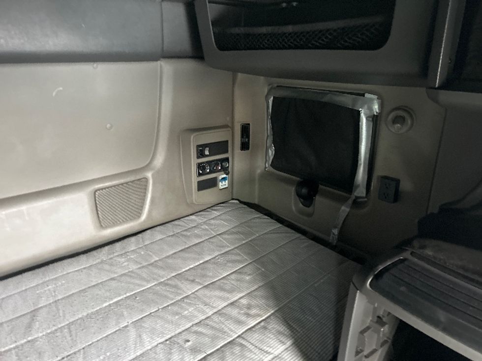 Sleeper Tractor-Heavy Duty Tractors-International-2022-LT625-Louisville-KY-553,987\n\t\tmiles-$ 46,750 - Image 17