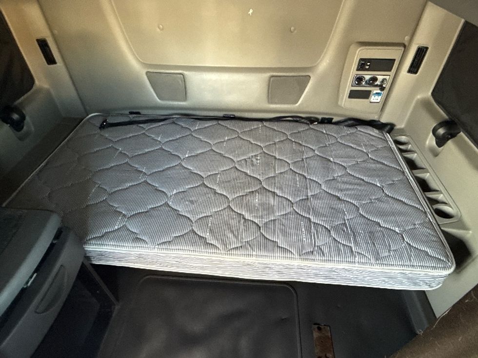 Sleeper Tractor-Heavy Duty Tractors-International-2022-LT625-Mansfield-OH-479,889\n\t\tmiles-$ 55,750 - Image 17