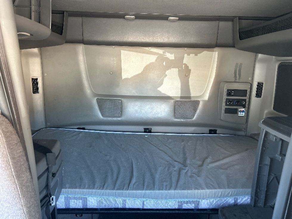 Sleeper Tractor-Heavy Duty Tractors-International-2022-LT625-Medley-FL-439,726\n\t\tmiles-$ 60,500 - Image 16