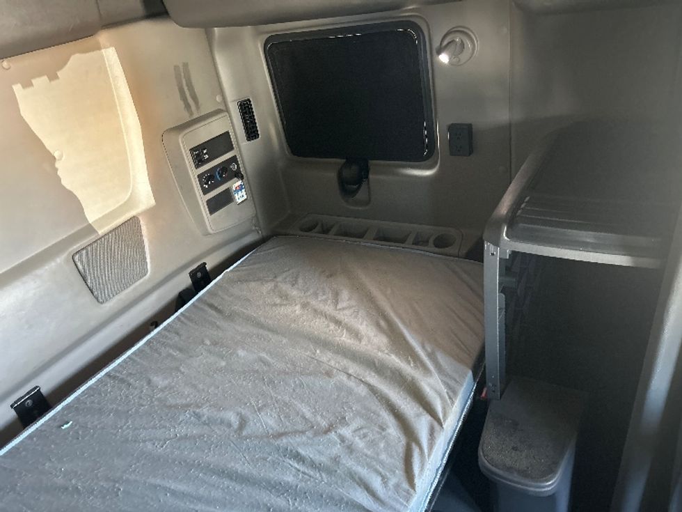 Sleeper Tractor-Heavy Duty Tractors-International-2022-LT625-Medley-FL-439,726\n\t\tmiles-$ 60,500 - Image 18