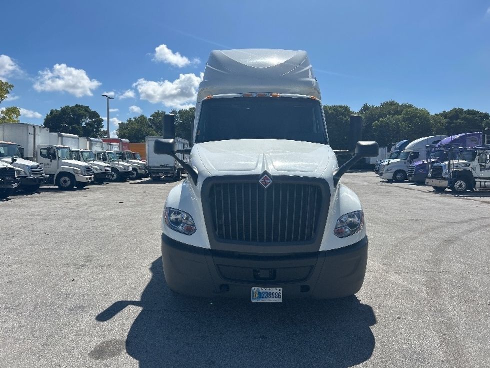 Sleeper Tractor-Heavy Duty Tractors-International-2022-LT625-Medley-FL-439,726\n\t\tmiles-$ 60,500 - Image 2