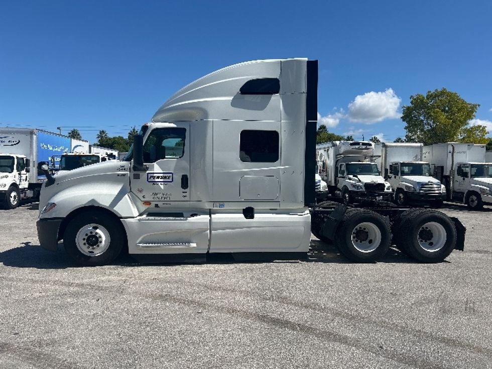 Sleeper Tractor-Heavy Duty Tractors-International-2022-LT625-Medley-FL-439,726\n\t\tmiles-$ 60,500 - Image 4