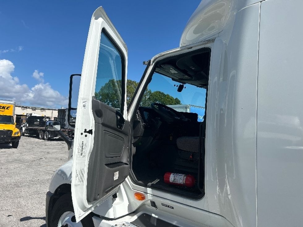 Sleeper Tractor-Heavy Duty Tractors-International-2022-LT625-Medley-FL-439,726\n\t\tmiles-$ 60,500 - Image 9