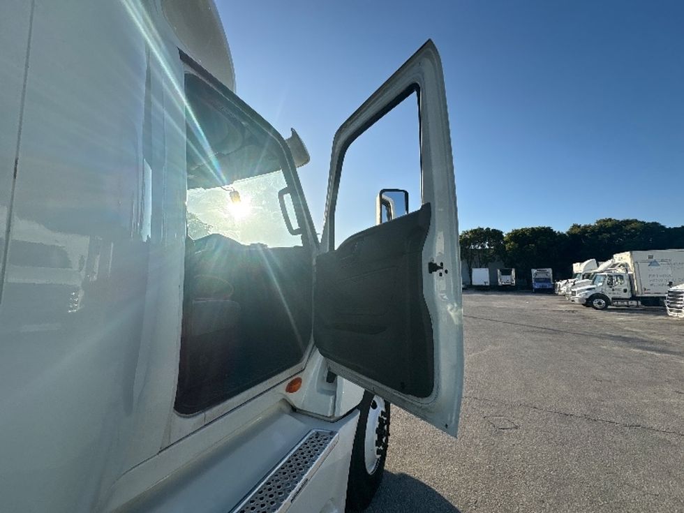 Sleeper Tractor-Heavy Duty Tractors-International-2022-LT625-Medley-FL-507,667\n\t\tmiles-$ 56,250 - Image 13