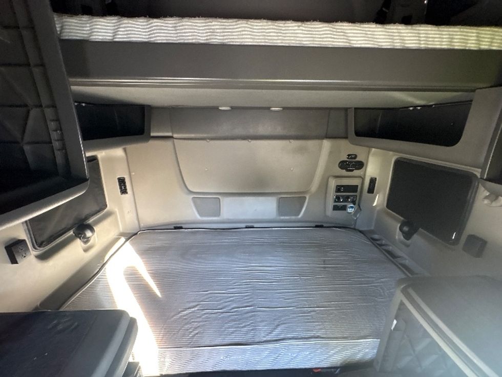 Sleeper Tractor-Heavy Duty Tractors-International-2022-LT625-Medley-FL-507,667\n\t\tmiles-$ 56,250 - Image 16