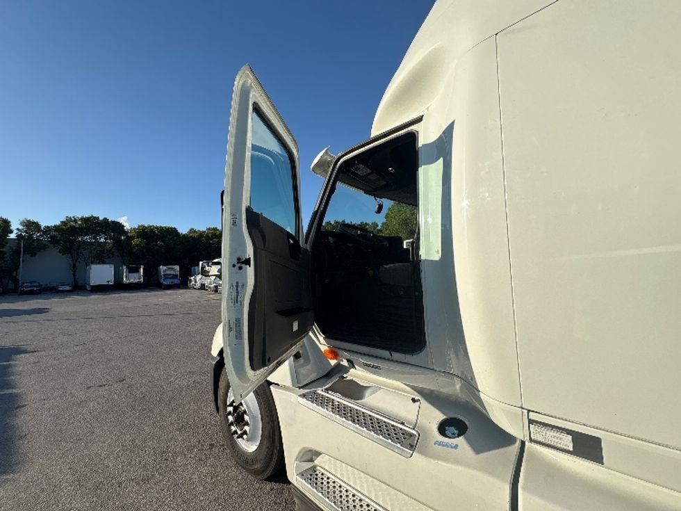 Sleeper Tractor-Heavy Duty Tractors-International-2022-LT625-Medley-FL-507,667\n\t\tmiles-$ 56,250 - Image 9