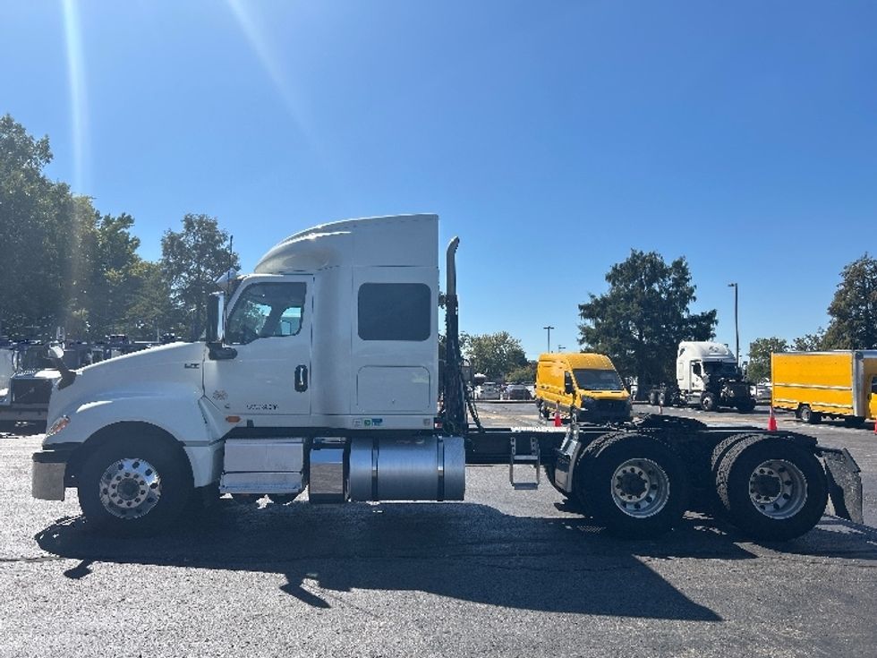 Sleeper Tractor-Heavy Duty Tractors-International-2022-LT625-Memphis-TN-416,754\n\t\tmiles-$ 77,000 - Image 4