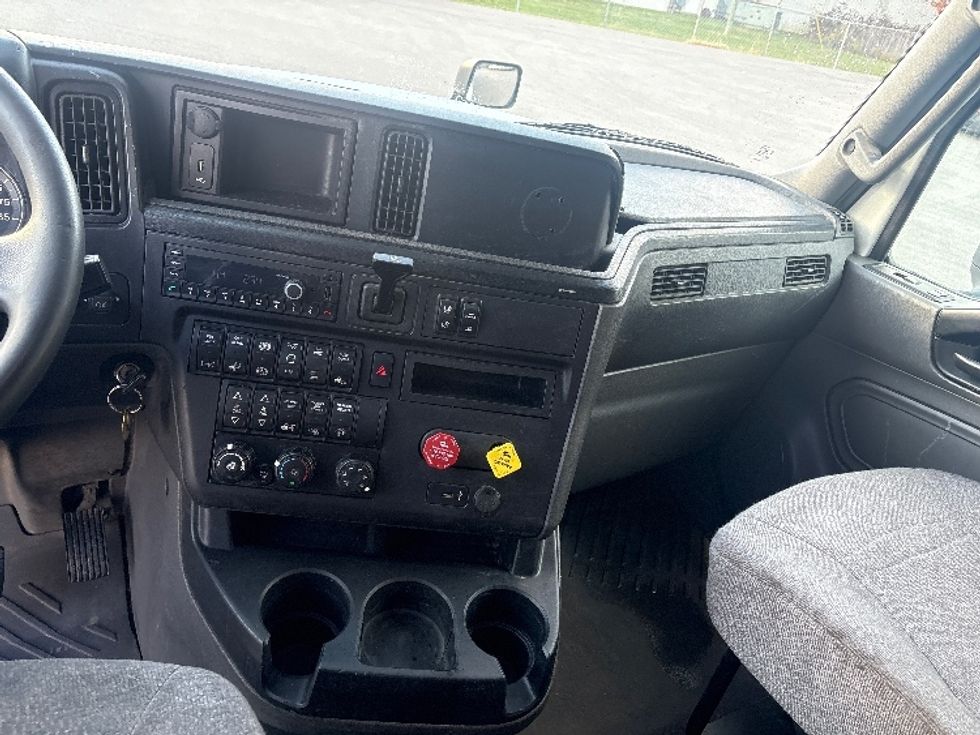 Sleeper Tractor-Heavy Duty Tractors-International-2022-LT625-Middlefield-OH-330,346\n\t\tmiles-$ 69,750 - Image 12