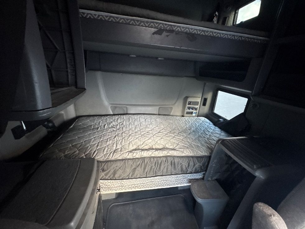 Sleeper Tractor-Heavy Duty Tractors-International-2022-LT625-Middlefield-OH-330,346\n\t\tmiles-$ 69,750 - Image 16