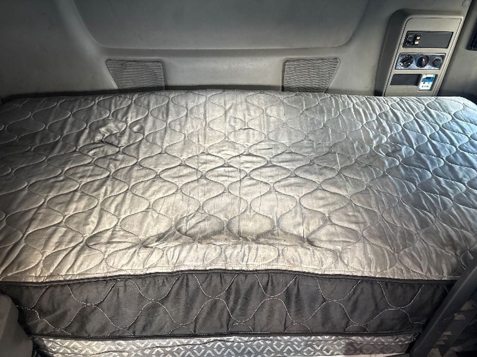 Sleeper Tractor-Heavy Duty Tractors-International-2022-LT625-Middlefield-OH-330,346\n\t\tmiles-$ 69,750 - Image 17