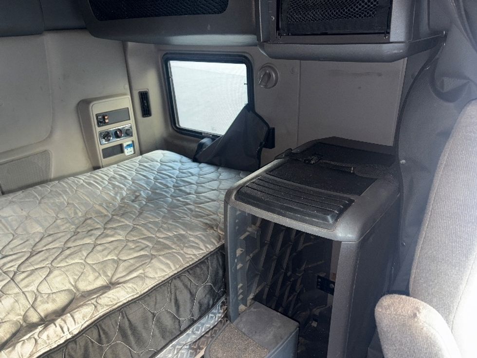 Sleeper Tractor-Heavy Duty Tractors-International-2022-LT625-Middlefield-OH-330,346\n\t\tmiles-$ 69,750 - Image 18