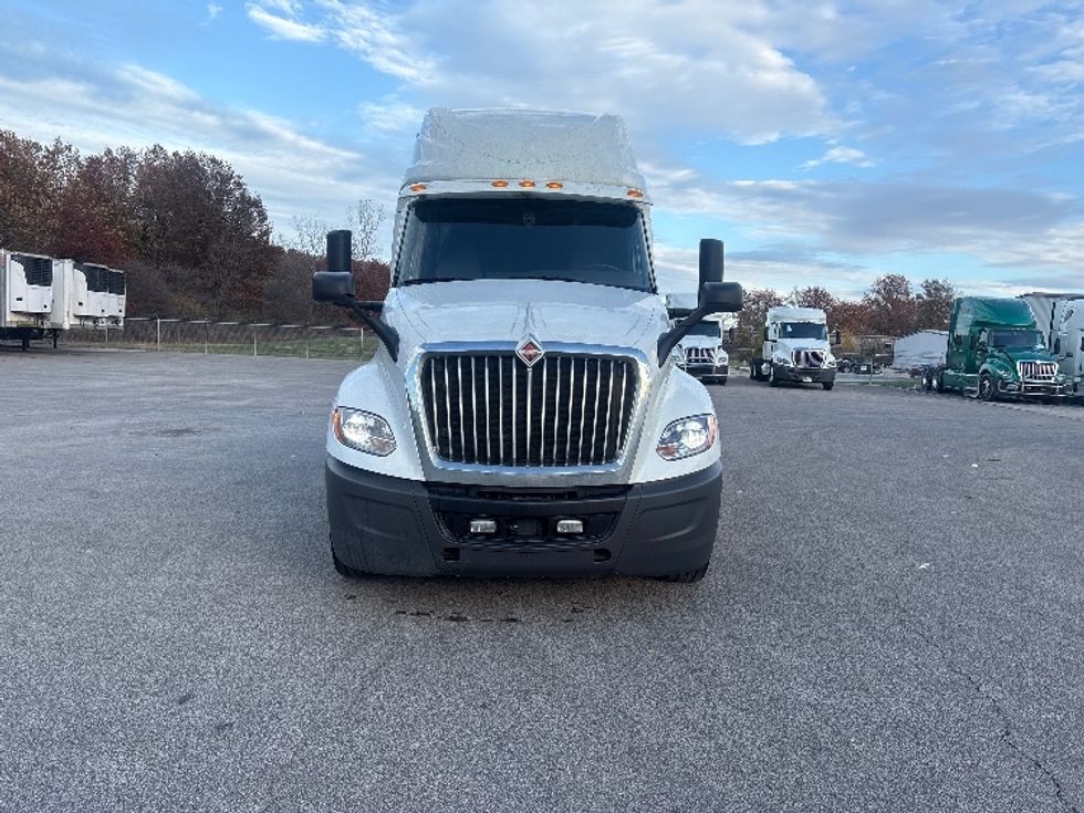 Sleeper Tractor-Heavy Duty Tractors-International-2022-LT625-Middlefield-OH-330,346\n\t\tmiles-$ 69,750 - Image 2