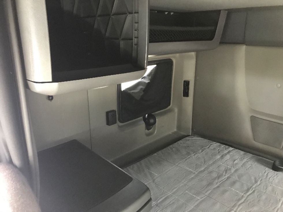 Sleeper Tractor-Heavy Duty Tractors-International-2022-LT625-Milwaukee-WI-354,010\n\t\tmiles-$ 68,000 - Image 16