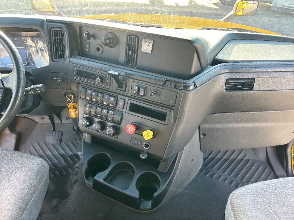 Sleeper Tractor-Heavy Duty Tractors-International-2022-LT625-New Castle-DE-334,539\n\t\tmiles-$ 65,750 - Image 12