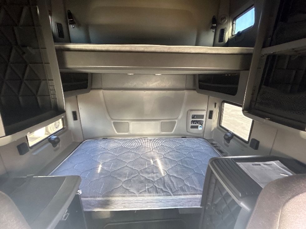 Sleeper Tractor-Heavy Duty Tractors-International-2022-LT625-New Castle-DE-334,539\n\t\tmiles-$ 65,750 - Image 16