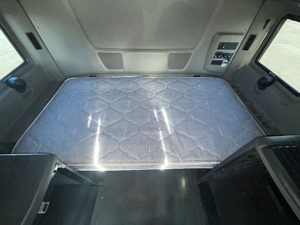 Sleeper Tractor-Heavy Duty Tractors-International-2022-LT625-New Castle-DE-334,539\n\t\tmiles-$ 65,750 - Image 17