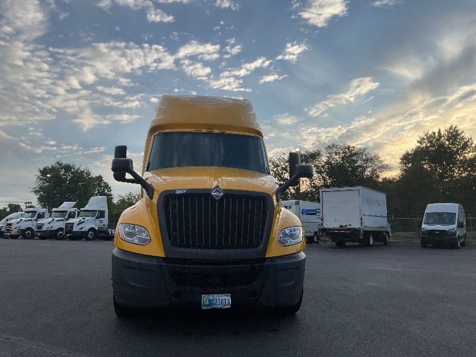 Sleeper Tractor-Heavy Duty Tractors-International-2022-LT625-New Castle-DE-334,539\n\t\tmiles-$ 65,750 - Image 2
