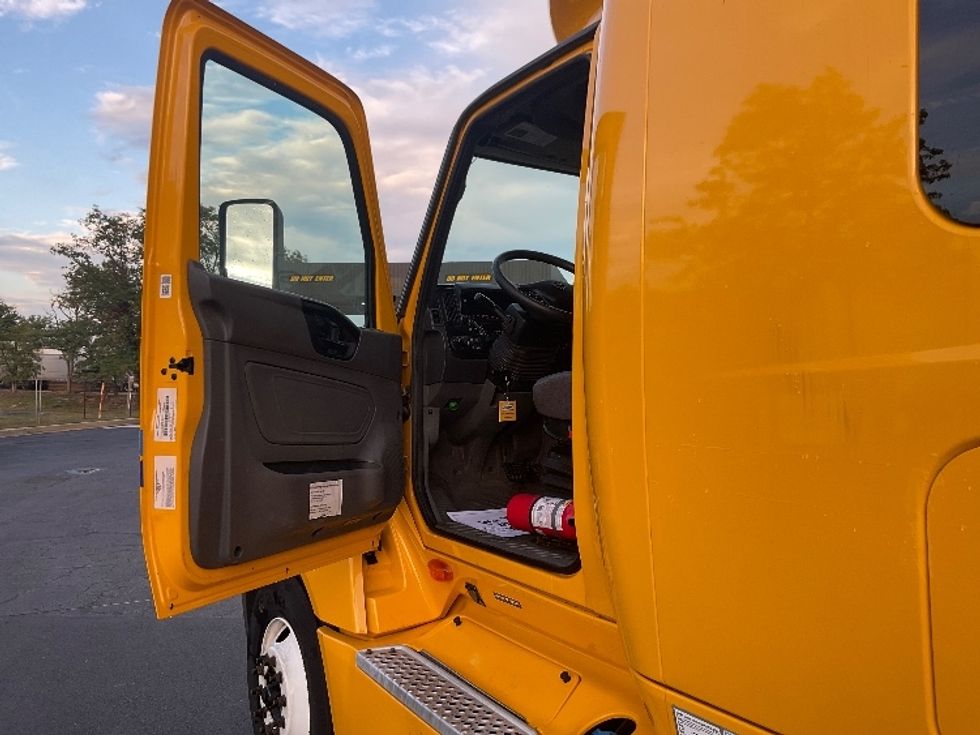 Sleeper Tractor-Heavy Duty Tractors-International-2022-LT625-New Castle-DE-334,539\n\t\tmiles-$ 65,750 - Image 9