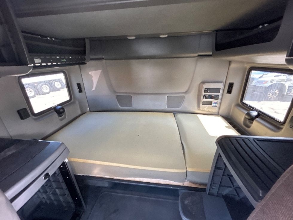 Sleeper Tractor-Heavy Duty Tractors-International-2022-LT625-North Bergen-NJ-379,859\n\t\tmiles-$ 65,000 - Image 16