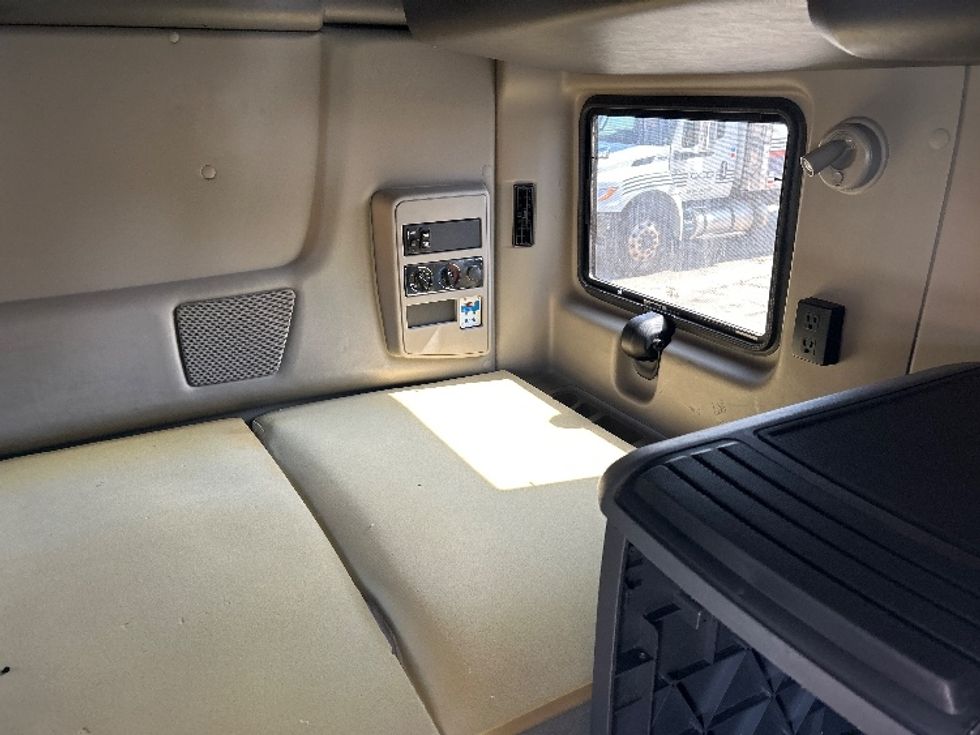 Sleeper Tractor-Heavy Duty Tractors-International-2022-LT625-North Bergen-NJ-379,859\n\t\tmiles-$ 65,000 - Image 17