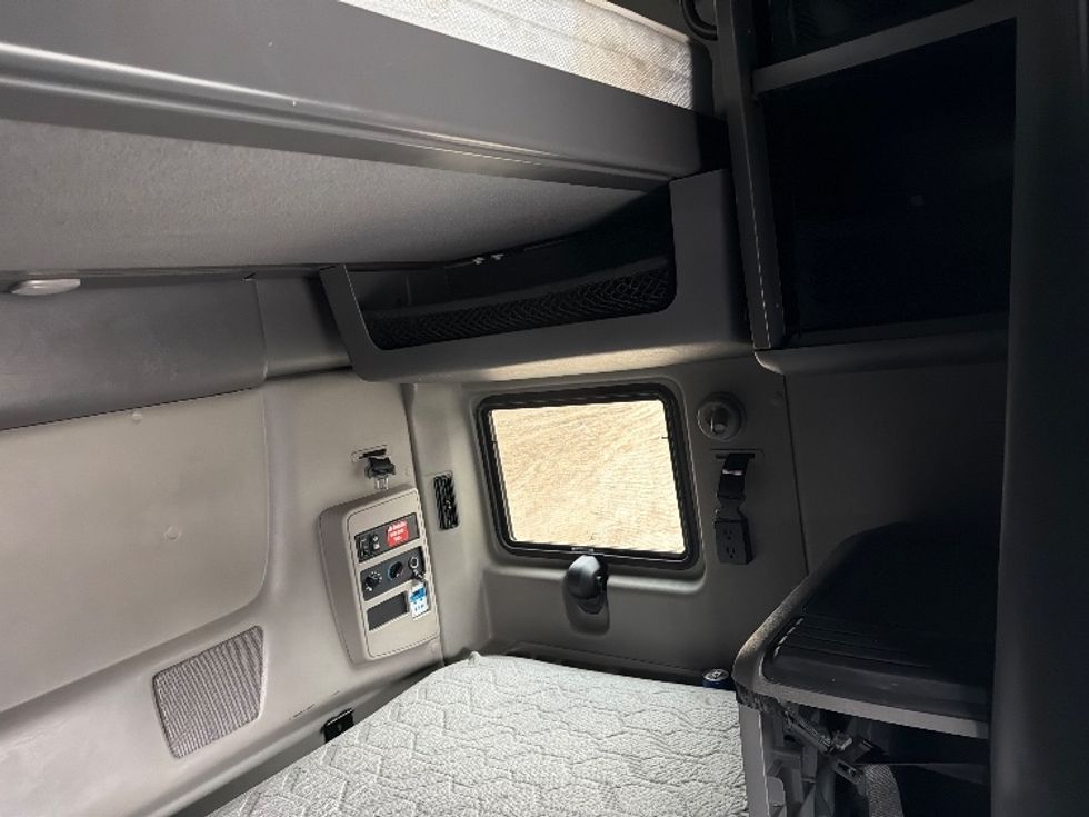 Sleeper Tractor-Heavy Duty Tractors-International-2022-LT625-North Bergen-NJ-450,657\n\t\tmiles-$ 59,000 - Image 18