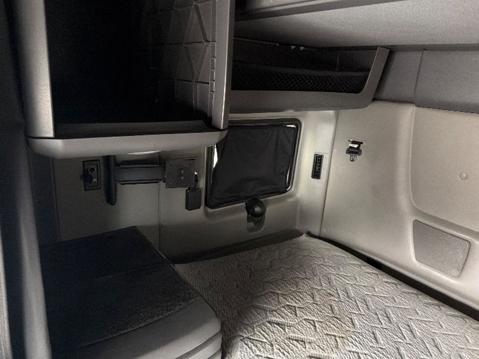 Sleeper Tractor-Heavy Duty Tractors-International-2022-LT625-North Bergen-NJ-450,657\n\t\tmiles-$ 59,000 - Image 19