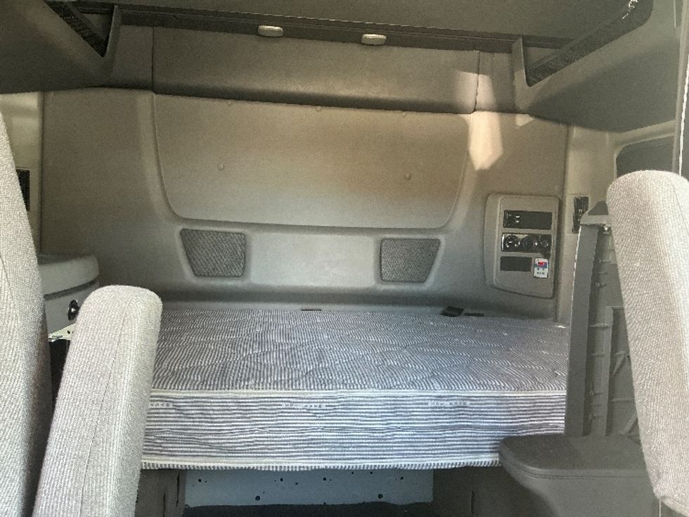 Sleeper Tractor-Heavy Duty Tractors-International-2022-LT625-Ogden-UT-308,875\n\t\tmiles-$ 82,500 - Image 16