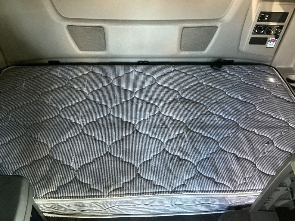 Sleeper Tractor-Heavy Duty Tractors-International-2022-LT625-Ogden-UT-308,875\n\t\tmiles-$ 82,500 - Image 17