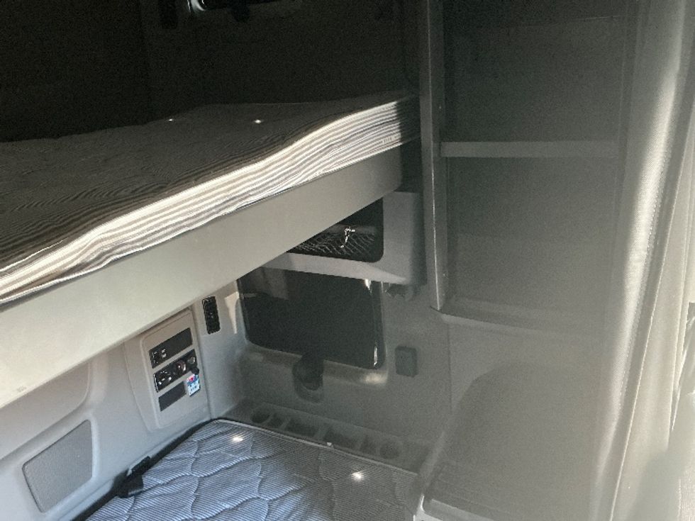 Sleeper Tractor-Heavy Duty Tractors-International-2022-LT625-Ogden-UT-308,875\n\t\tmiles-$ 82,500 - Image 18