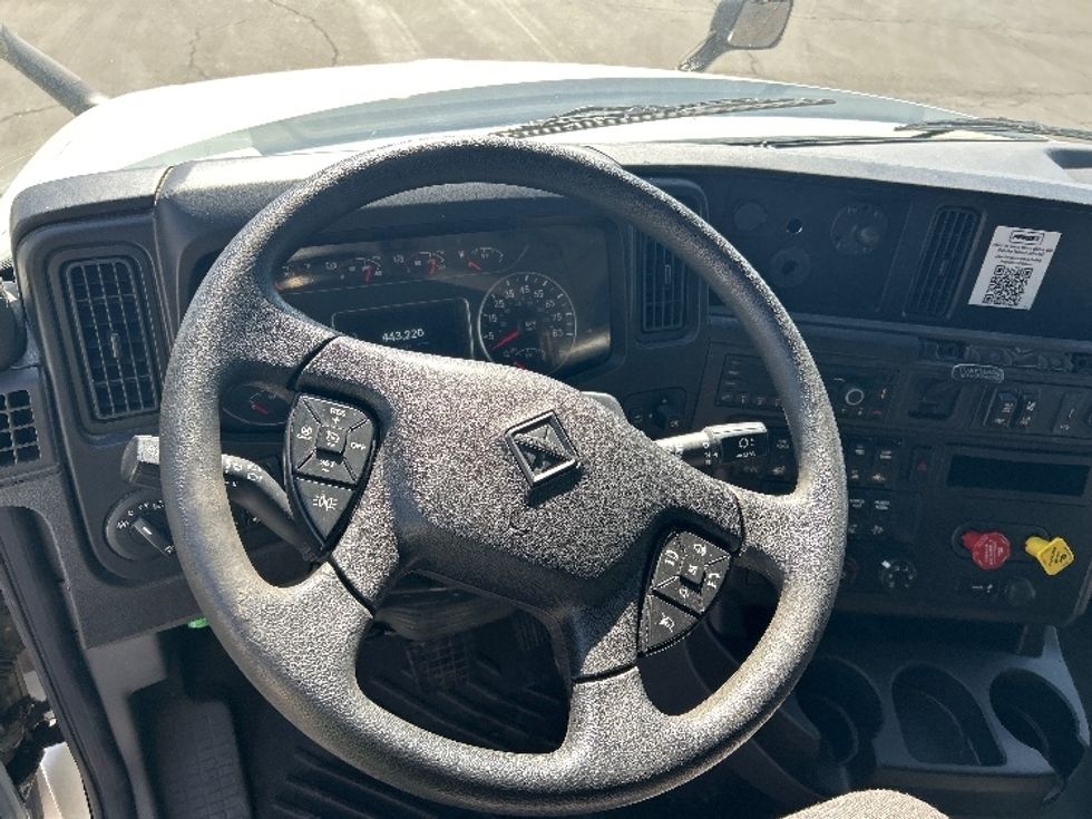 Sleeper Tractor-Heavy Duty Tractors-International-2022-LT625-Ontario-CA-450,853\n\t\tmiles-$ 73,750 - Image 10