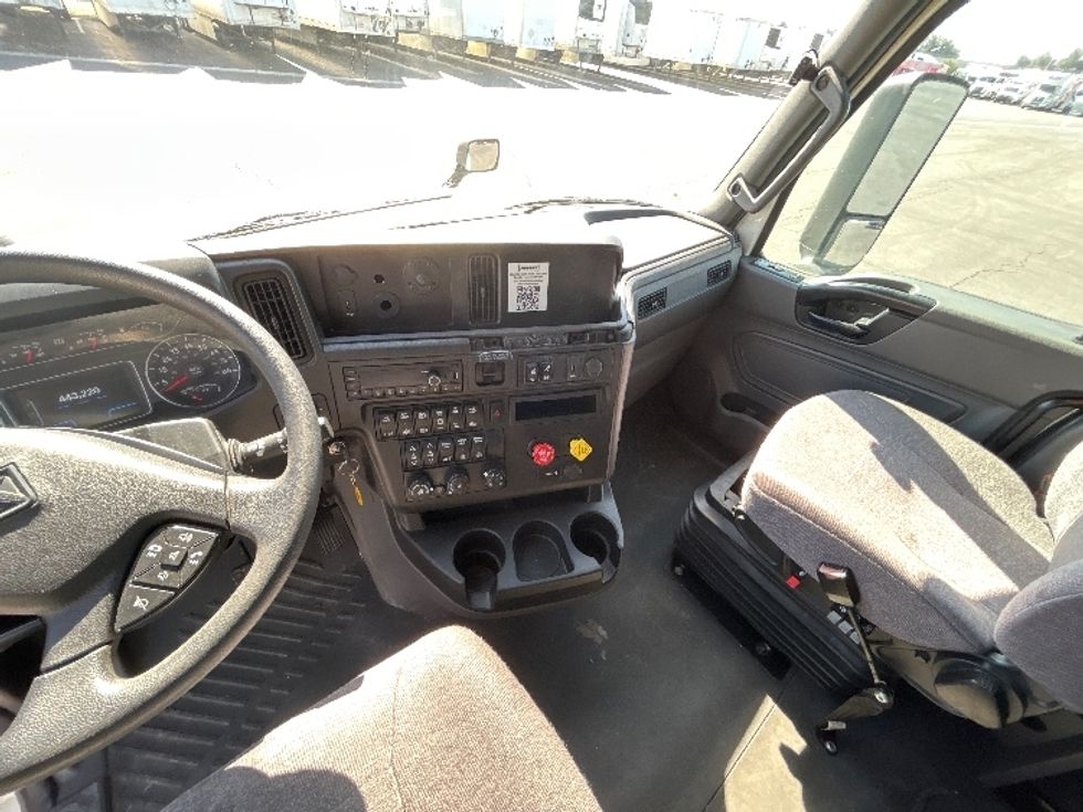Sleeper Tractor-Heavy Duty Tractors-International-2022-LT625-Ontario-CA-450,853\n\t\tmiles-$ 73,750 - Image 12