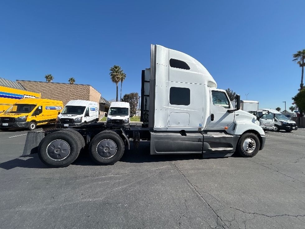 Sleeper Tractor-Heavy Duty Tractors-International-2022-LT625-Ontario-CA-450,853\n\t\tmiles-$ 73,750 - Image 8