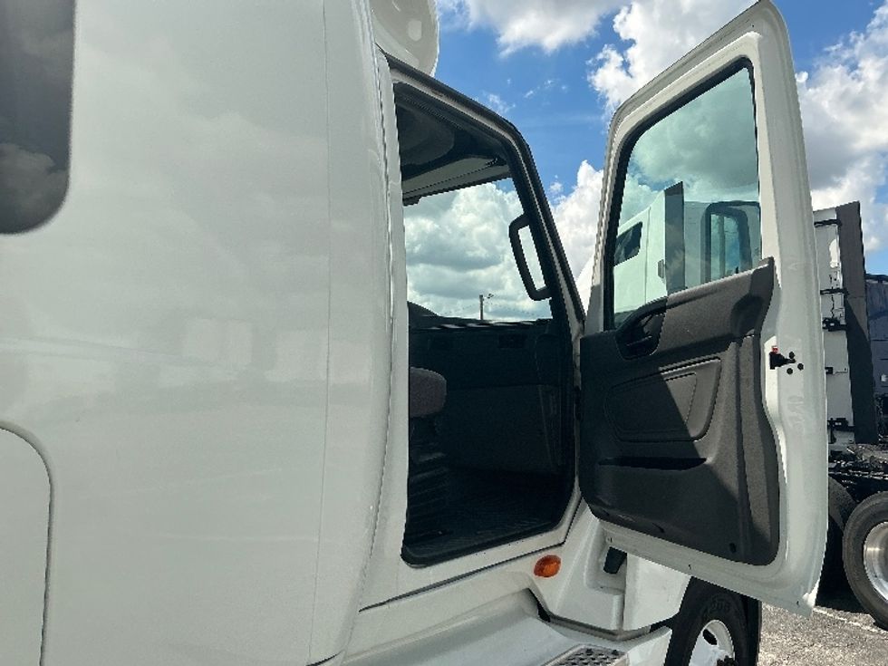 Sleeper Tractor-Heavy Duty Tractors-International-2022-LT625-Orlando-FL-304,679\n\t\tmiles-$ 72,000 - Image 13