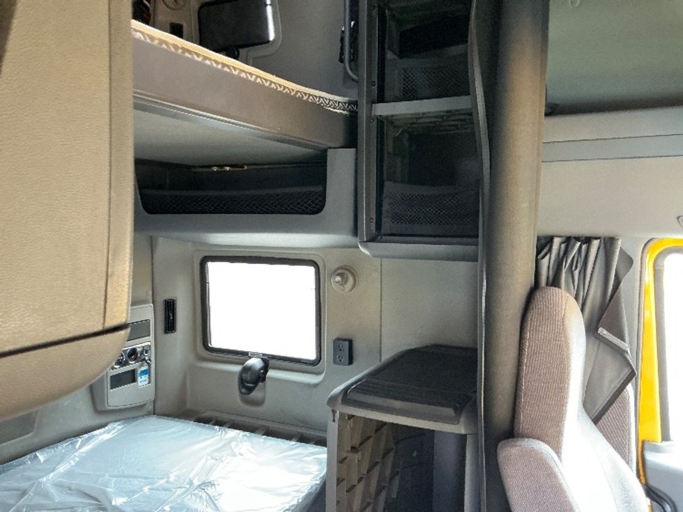 Sleeper Tractor-Heavy Duty Tractors-International-2022-LT625-Orlando-FL-352,782\n\t\tmiles-$ 65,500 - Image 18