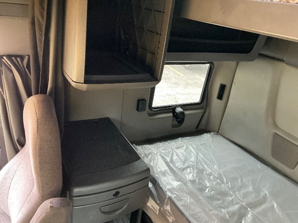 Sleeper Tractor-Heavy Duty Tractors-International-2022-LT625-Orlando-FL-352,782\n\t\tmiles-$ 65,500 - Image 19