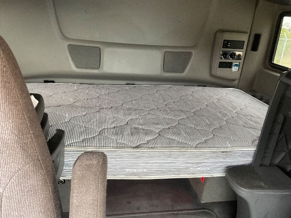 Sleeper Tractor-Heavy Duty Tractors-International-2022-LT625-Perrysburg-OH-375,643\n\t\tmiles-$ 61,500 - Image 16