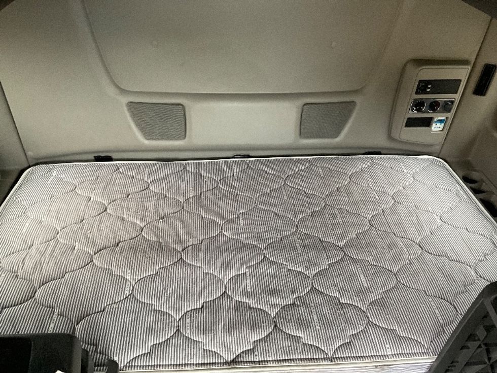 Sleeper Tractor-Heavy Duty Tractors-International-2022-LT625-Perrysburg-OH-375,643\n\t\tmiles-$ 61,500 - Image 17