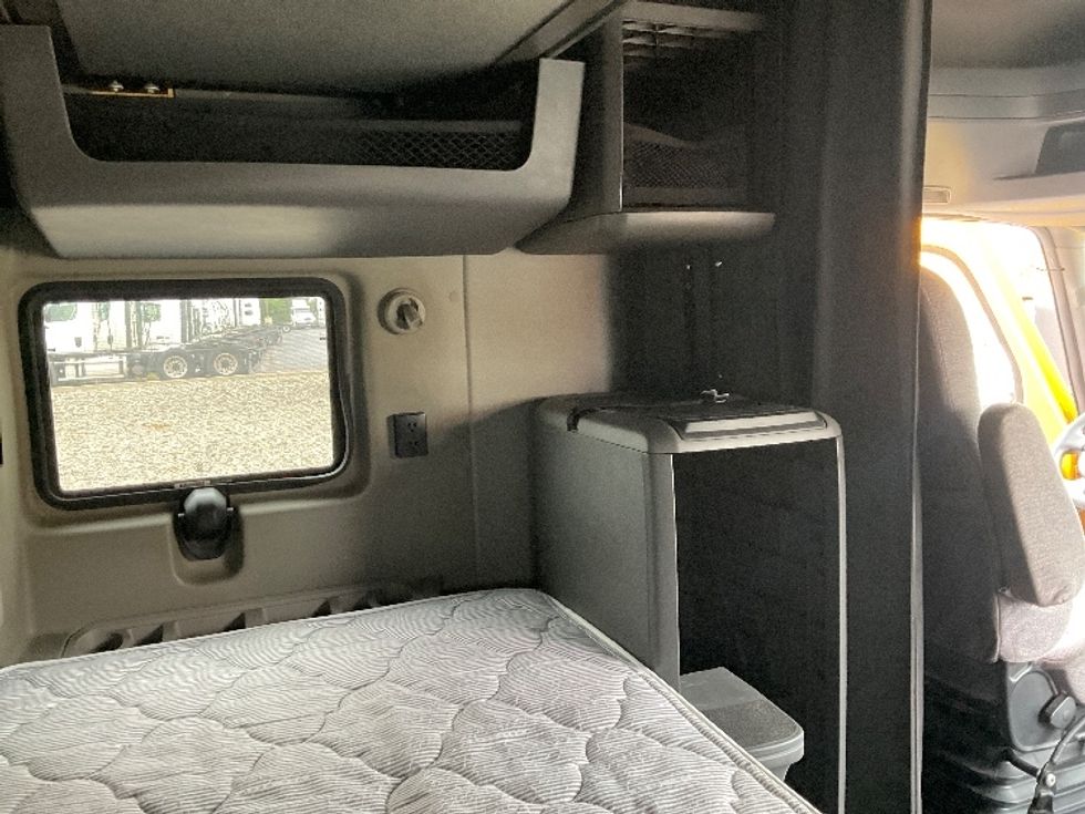 Sleeper Tractor-Heavy Duty Tractors-International-2022-LT625-Perrysburg-OH-375,643\n\t\tmiles-$ 61,500 - Image 18