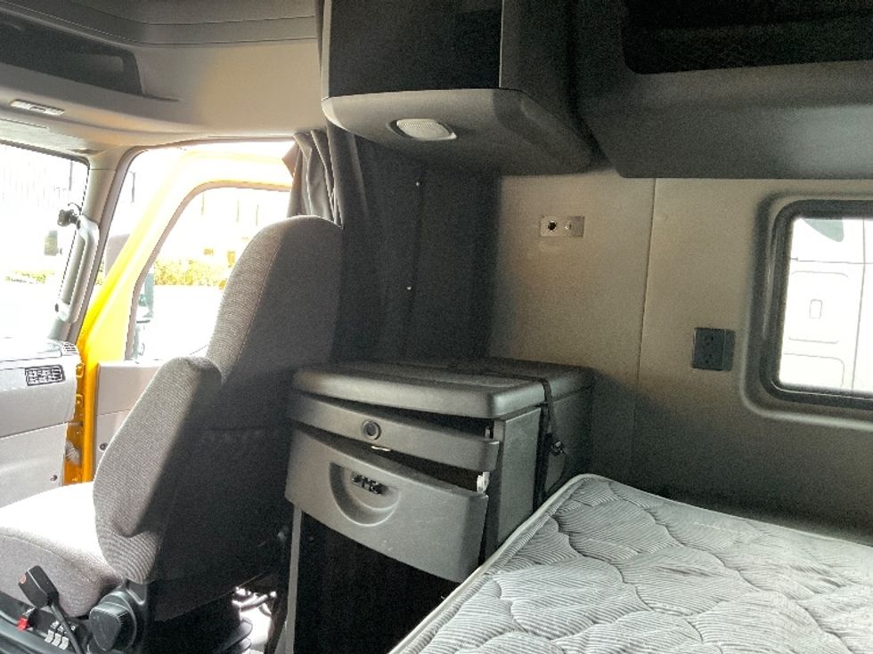 Sleeper Tractor-Heavy Duty Tractors-International-2022-LT625-Perrysburg-OH-375,643\n\t\tmiles-$ 61,500 - Image 19